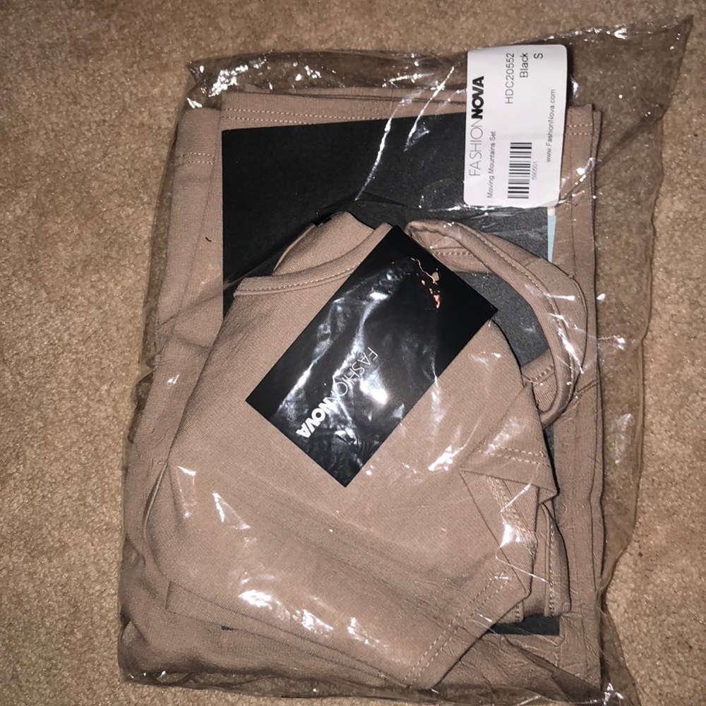 Fashion Nova Moving mountain set